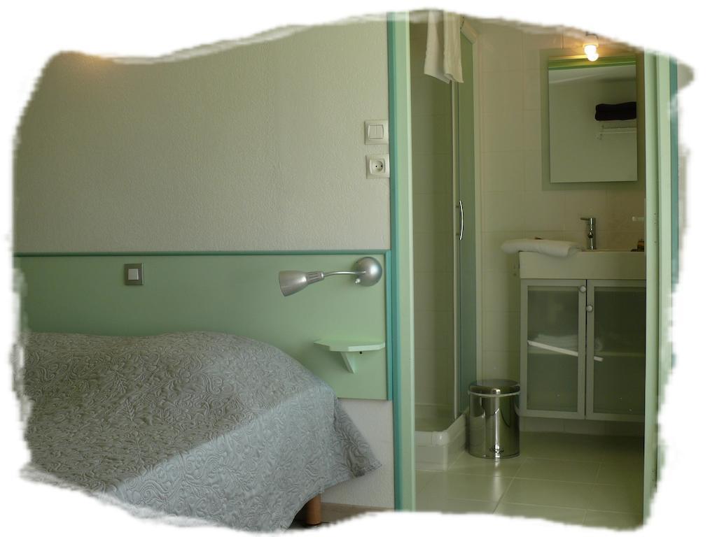 Auberge De La Couronne Lablachère Habitación foto